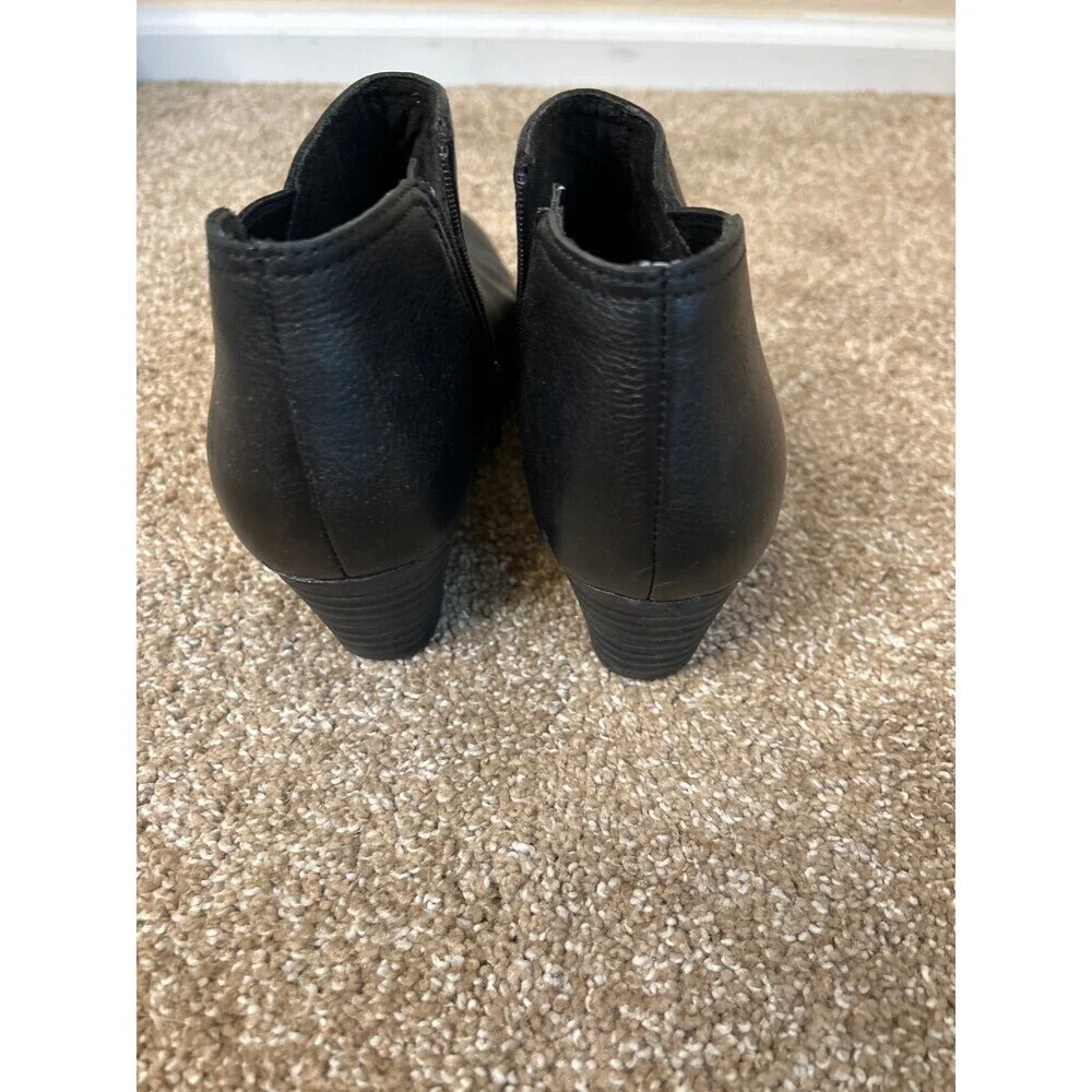 Clarks ankle bootie black side zip leather SZ 7 round toe minor scuffs - see pic